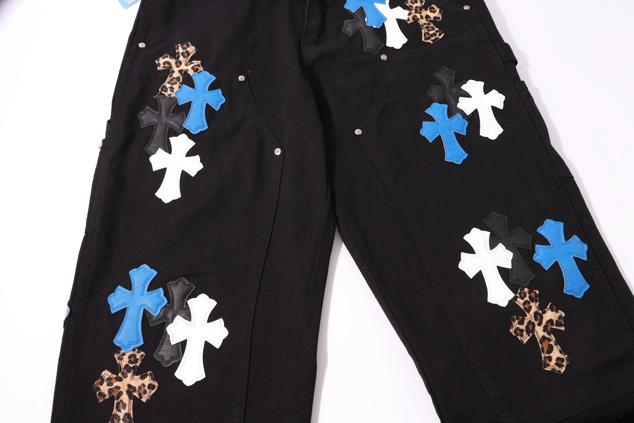 P260 Style number: H33 Croxin & 𝐂𝐡𝐫𝐨𝐦𝐞 𝐇𝐞𝐚𝐫𝐭 ss25 black white and blue leopard print leather denim workwear logging pants. Styles with different washed textures are very friendly to people with thin legs. The slightly flared version perfectly modifies the leg shape. The timeless and moderate length makes it easy to match and match. It is the basis for various styles and is a must-have in your wardrobe! The fabric is stiff but also makes the upper body soft without losing texture. The washing process is even more perfect. It is a must-have item for everyone! ! ! Washed wheat, hang tag, pants label, three labels complete Color: black Size: 28-30-32-34-36